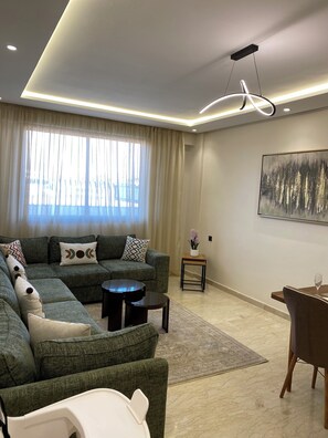 Smart TV, books - Sunset View Apartment☀️🌴 Swimming-pool/Garden/Terrace 15M walk to the beach🏖️ (Agadir)
