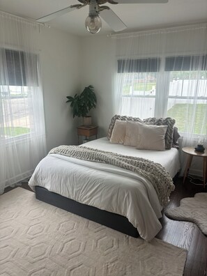 3 habitaciones, tabla de planchar con plancha, wifi y ropa de cama 