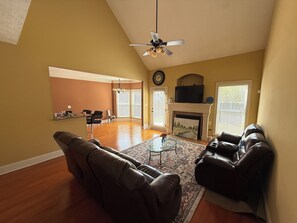 Living area - Masters Week Rental , 4-bedroom house in Evans, 15mins to Augusta National (Evans)
