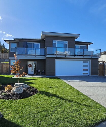 Elegant Coastal 2BR Suite • Perfect for Families • Near Beach