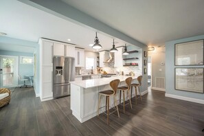 Fridge, microwave, oven, stovetop - Island Time Escape - Charming Family Retreat (Key West)