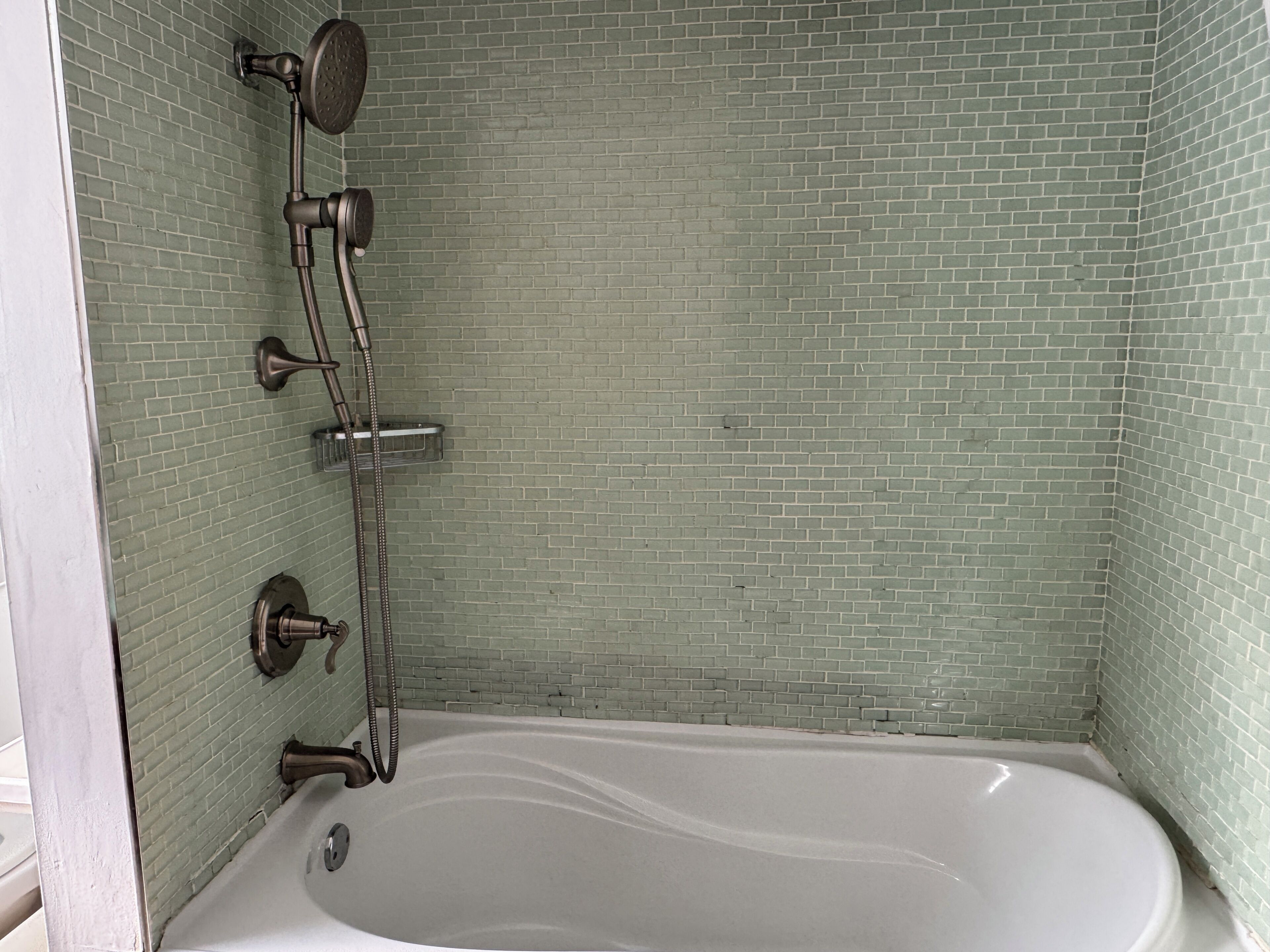 Séchoir à cheveux, bidet, serviettes fournies, papier de toilette