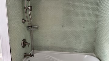 Séchoir à cheveux, bidet, serviettes fournies, papier de toilette