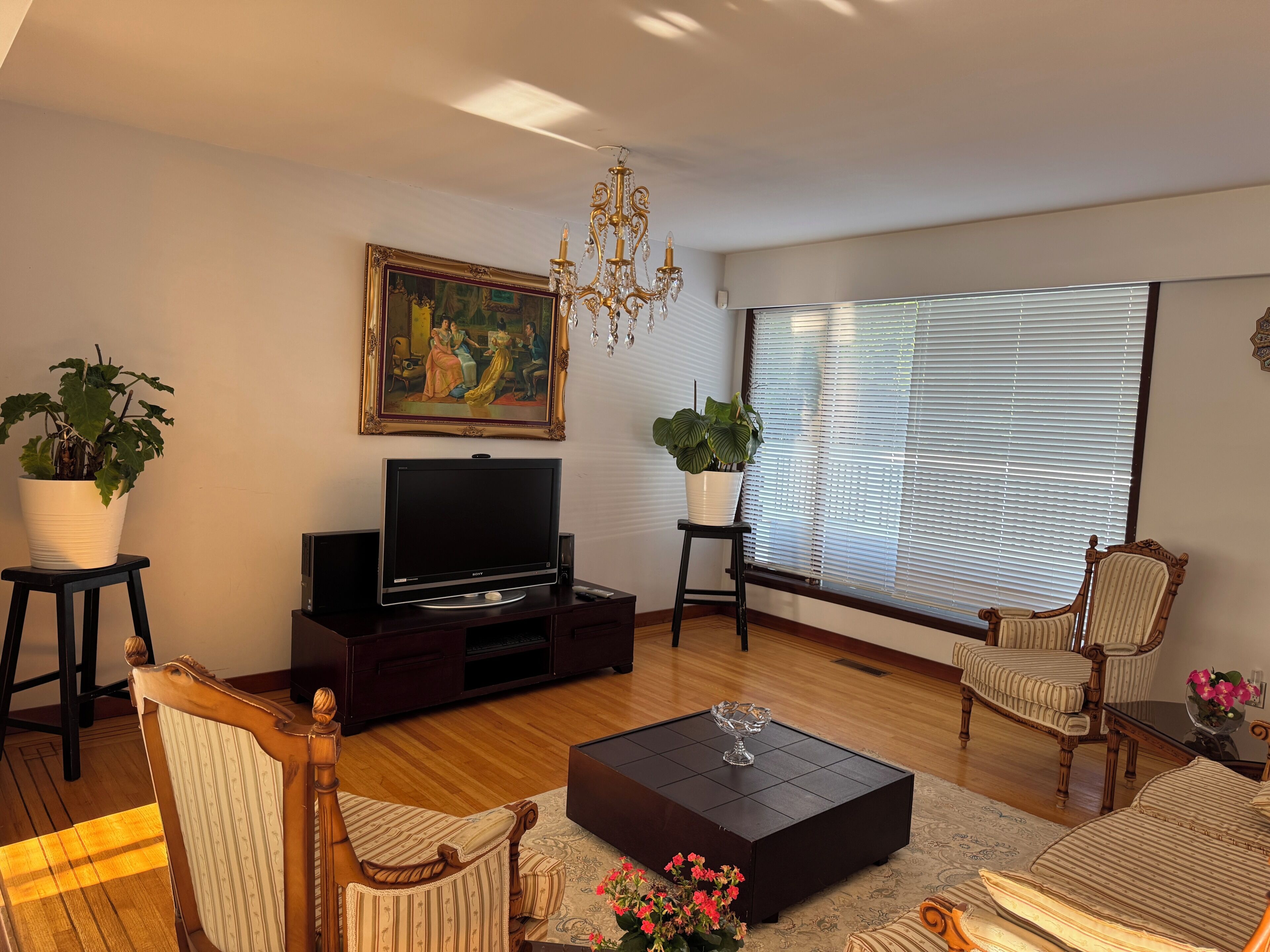 Private Main Floor Residence  3 Bedrooms In West Vancouver - 6400
