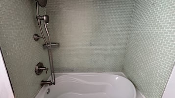 Sèche-cheveux, bidet, serviettes fournies, papier toilette