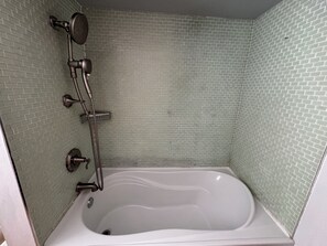 Asciugacapelli, bidet, asciugamani, carta igienica