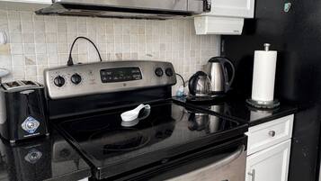 Fridge, microwave, stovetop, dishwasher