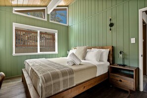2 bedrooms, desk, iron/ironing board, travel cot - Lark Lookout, 2BR Near Slopes & Lake with Hot Tub (Big Bear Lake)