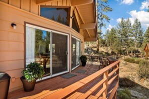 Terrace/patio - Lark Lookout, 2BR Near Slopes & Lake with Hot Tub (Big Bear Lake)