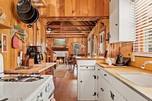 Fridge, microwave, oven, stovetop - Tree Top Casitas in Big Bear Lake (Big Bear Lake)