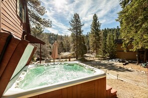 Outdoor spa tub - Tree Top Casitas in Big Bear Lake (Big Bear Lake)
