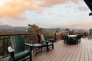 Outdoor dining - Cliffhanger Cabin, Near Snow Summit w/ Hot Tub (Big Bear Lake)