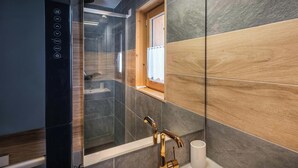 A modern bathroom with a glass-enclosed shower, a wooden vanity, and a large mirror. - Chalet Arpitan Orizon - Chalet in the Vanoise National Park - OVO Network (Pralognan-la-Vanoise)