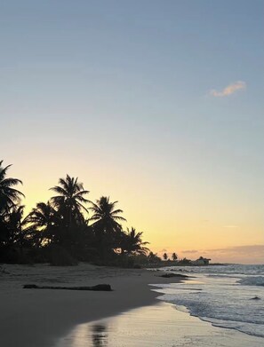 Beach - Spacious 3-bedroom apartment with AC, Beach Access, Pools + Private Access (Mediania Alta)