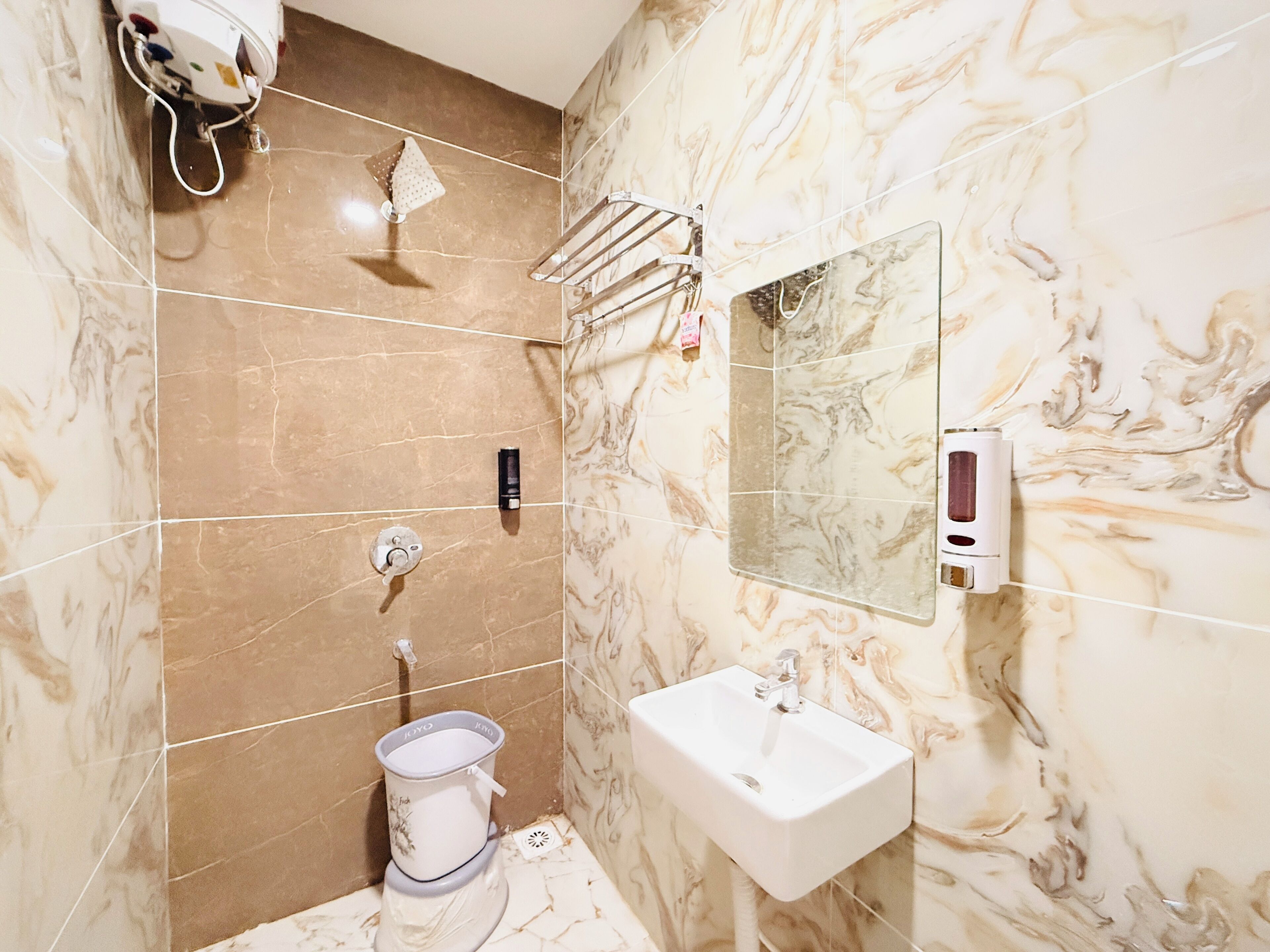 Ein Badezimmer mit Toilette, Waschbecken, Handtuchhalter und Spiegel.