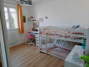 4 bedrooms, iron/ironing board, WiFi, bed sheets - Comfortable Provencal house with swimming pool, terrace and garden at the foot of the Alpilles mountains. (Sénas)