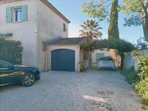Property grounds - Comfortable family home with swimming pool, terrace and garden at the foot of the Alpilles mountains. (Sénas)