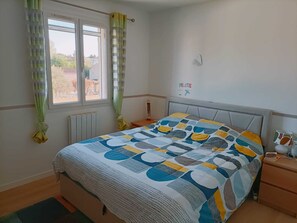 4 bedrooms, iron/ironing board, WiFi, bed sheets - Comfortable family home with swimming pool, terrace and garden at the foot of the Alpilles mountains. (Sénas)