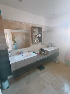Hair dryer, towels, soap, toilet paper - Comfortable Provencal house with swimming pool, terrace and garden at the foot of the Alpilles mountains. (Sénas)