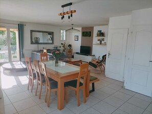 Dining - Comfortable family home with swimming pool, terrace and garden at the foot of the Alpilles mountains. (Sénas)
