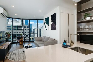 TV - Premium Park View Suite | Pool, Gym & Sauna (Melbourne)