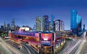 Exterior - Premium Park View Suite | Pool, Gym & Sauna (Melbourne)