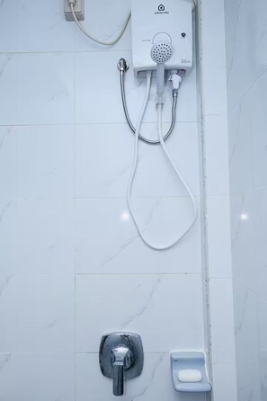 Shower, bidet, towels, toilet paper