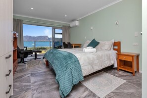 1 bedroom, desk, iron/ironing board, travel crib - Studio 5 - Waterfront Studio at HarbourLights (One Tree Point)
