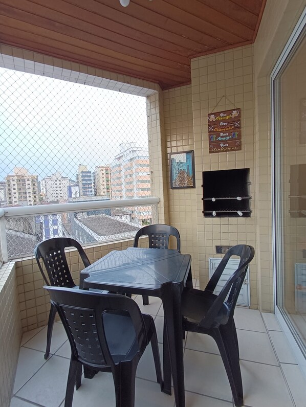 Outdoor dining - Vrbo Property (Praia Grande)