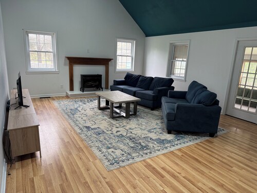 Porch of the Smokies—Spacious 5-bedroom retreat near the foot of the Smokies
