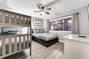 2 bedrooms, iron/ironing board, travel cot, free WiFi - Indoor Pool, Hot Tub, PT Royale, Bunk Room, LAKE! (Branson)