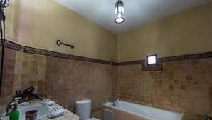 Ein Badezimmer mit Waschbecken, Toilette und Badewanne.
