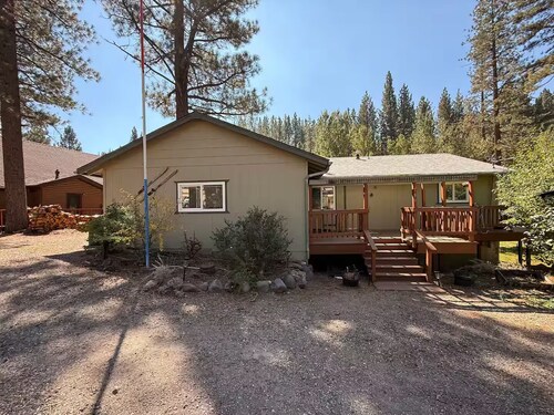 Beautiful Cabin in the Sierra's sits along the creek. Pet Friendly