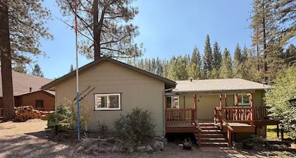 Beautiful Cabin in the Sierra's sits along the creek. Pet Friendly