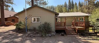 Beautiful Cabin in the Sierra's sits along the creek. Pet Friendly