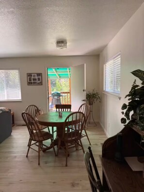 Dining - Beautiful Cabin in the Sierra's sits along the creek. Pet Friendly (Markleeville)