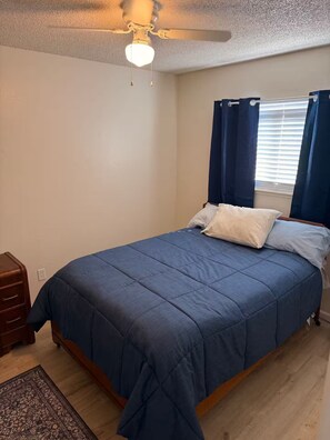 Room - Beautiful Cabin in the Sierra's sits along the creek. Pet Friendly (Markleeville)