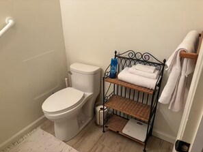 Bathroom - Beautiful Cabin in the Sierra's sits along the creek. Pet Friendly (Markleeville)