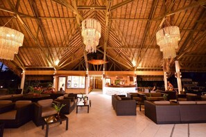 Outdoor dining - Hotel Kia Ora Resort and Spa (Rangiroa)