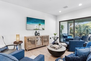 Smart TV, books - Blocks from the Beach | Heated Pool + Backyard Putting Green | Perfect Family Getaway (Indian Rocks Beach)