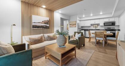 Beautiful 2 bedroom condo at Roark Creek, ideally located next to Branson Landing!