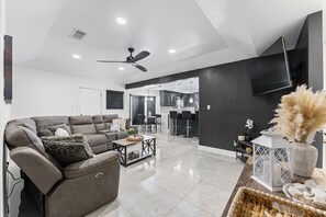 Living area - Ocean Pearl Stay (Galveston)