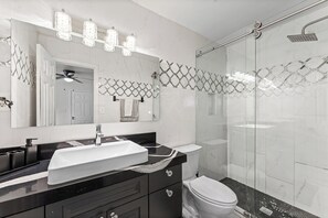 Regadera, toallas, jabón, papel de baño 