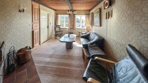 A hallway with a leather sofa, a table, and a chair. - 4 bedroom nice home in Nordborg (Nordborg)