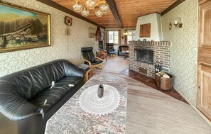 Smart TV - 4 bedroom nice home in Nordborg (Nordborg)