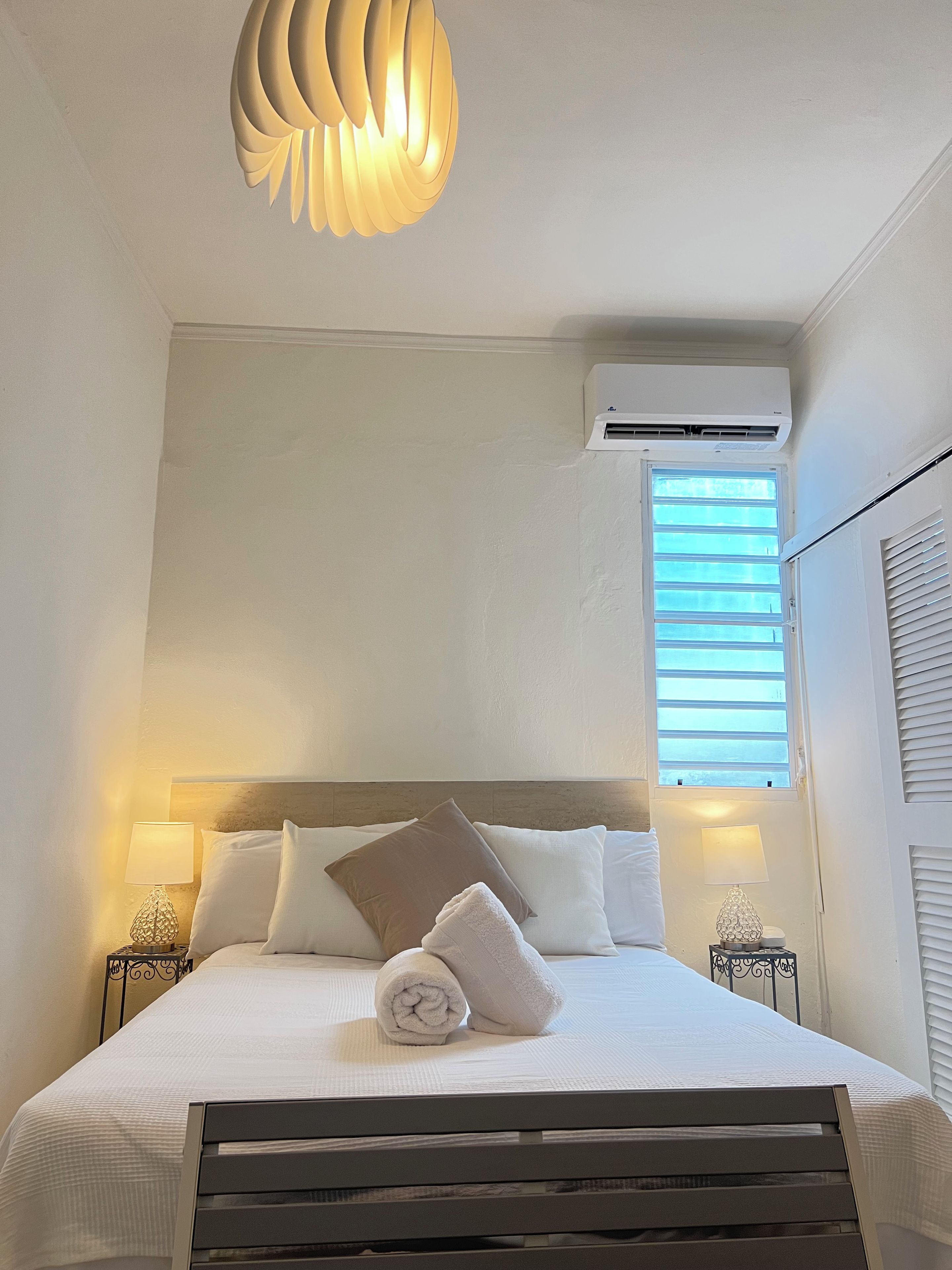 1 habitación, tabla de planchar con plancha, wifi gratis y ropa de cama 
