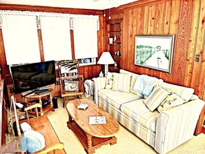 Living area - Charming Seashore Cottage • Gardens Location • Beach Tags Included (Ocean City)