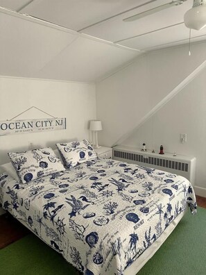 Room - Charming Seashore Cottage • Gardens Location • Beach Tags Included (Ocean City)