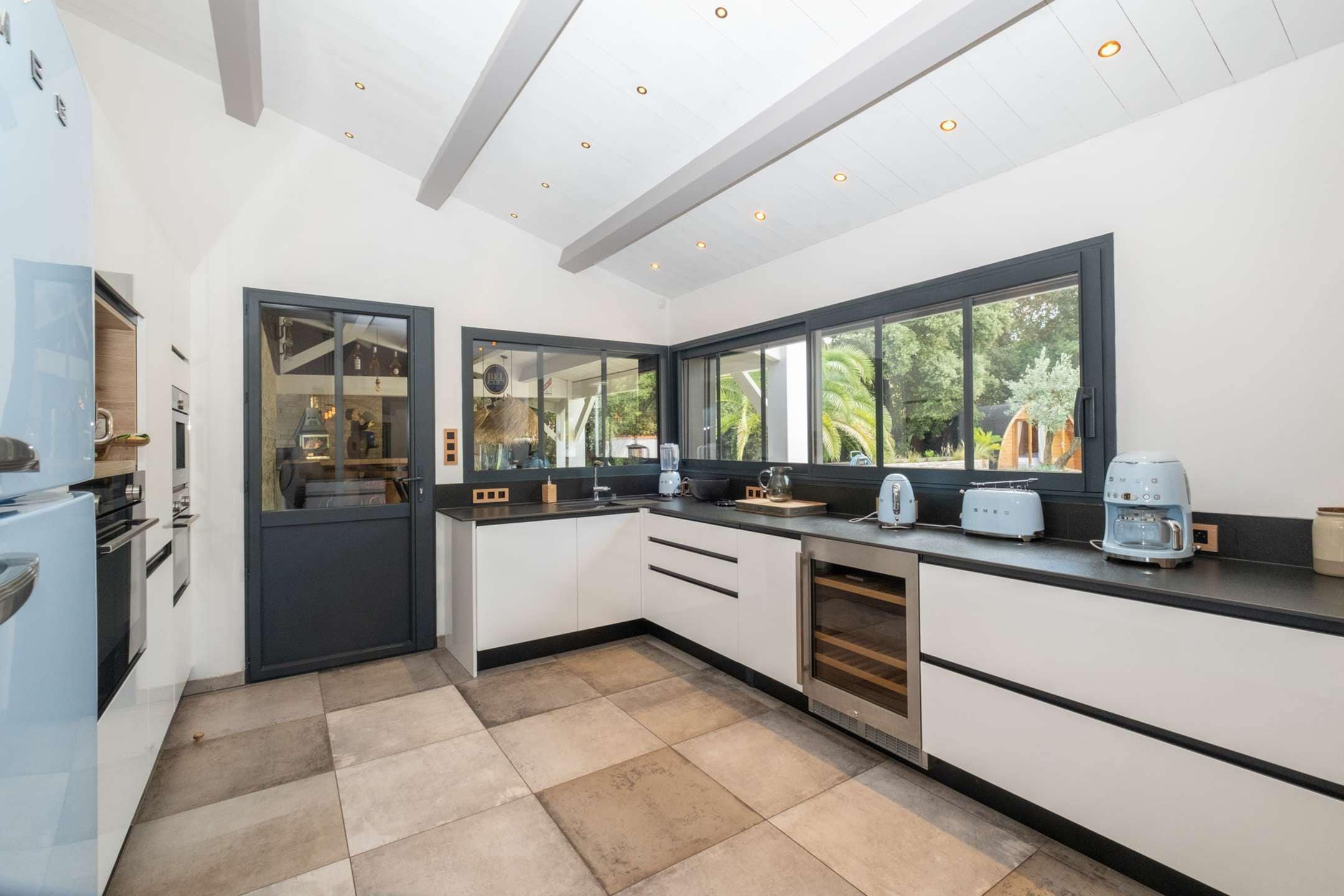 Una cucina moderna con un'ampia finestra, elettrodomestici integrati e un design elegante.