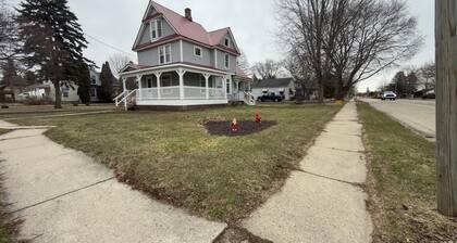The Basecamp 3-bedroom house with AC in charming Walworth
